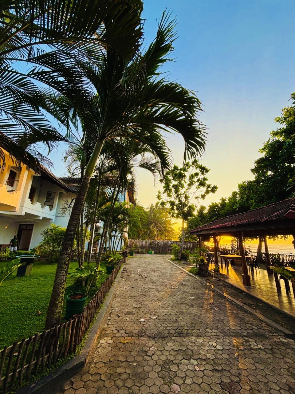 Balance Beach Resort Dikwella Luaran gambar